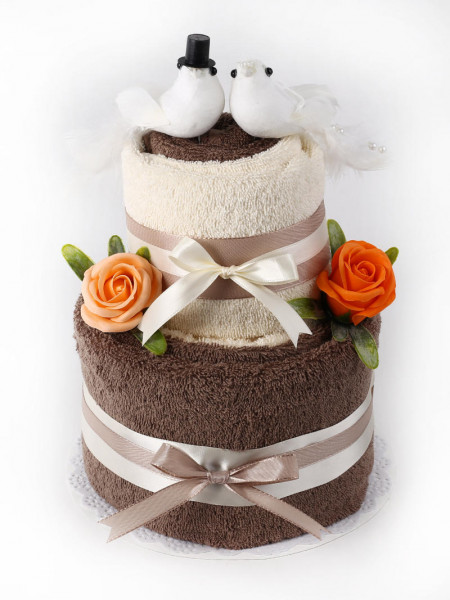 Hochzeitstorte aus Handtüchern Baderosen & weissen Tauben